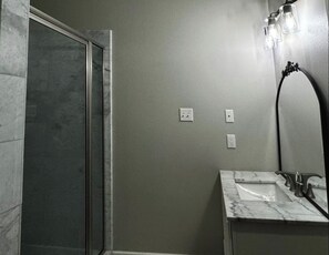 Shower, towels, soap - 3BR- 2.5 BA Guest House in Sabinal - Sleeps 6 - Pool Access & Pond View (Sabinal)