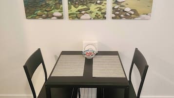 Studio, 1 kamar tidur | Ruang makan