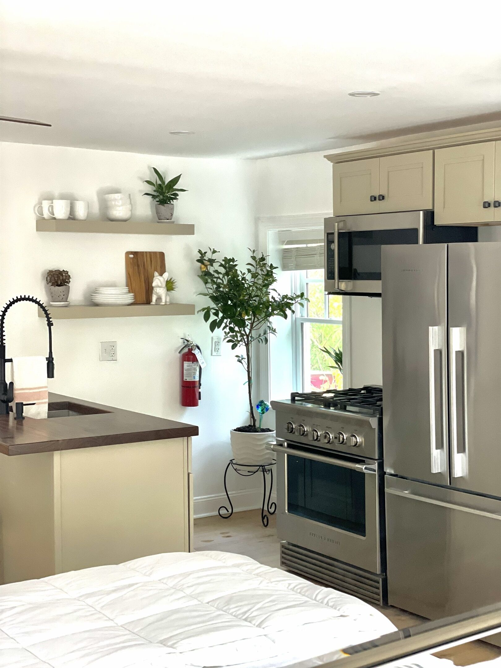 Fridge, microwave, oven, coffee/tea maker