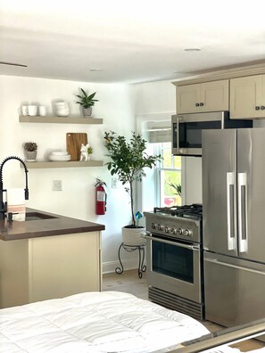 Refrigerador, microondas, horno y cafetera y tetera 