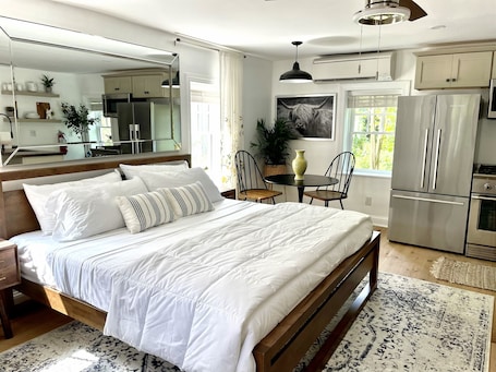 1 bedroom, desk, iron/ironing board, free WiFi. Buttonwood Boutique Hotel Cottage A, Beach & Town