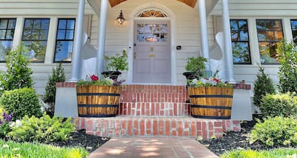 Buttonwood Boutique Hotel Cottage B, Beach & Town