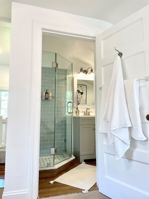 Douche, sèche-cheveux, serviettes fournies