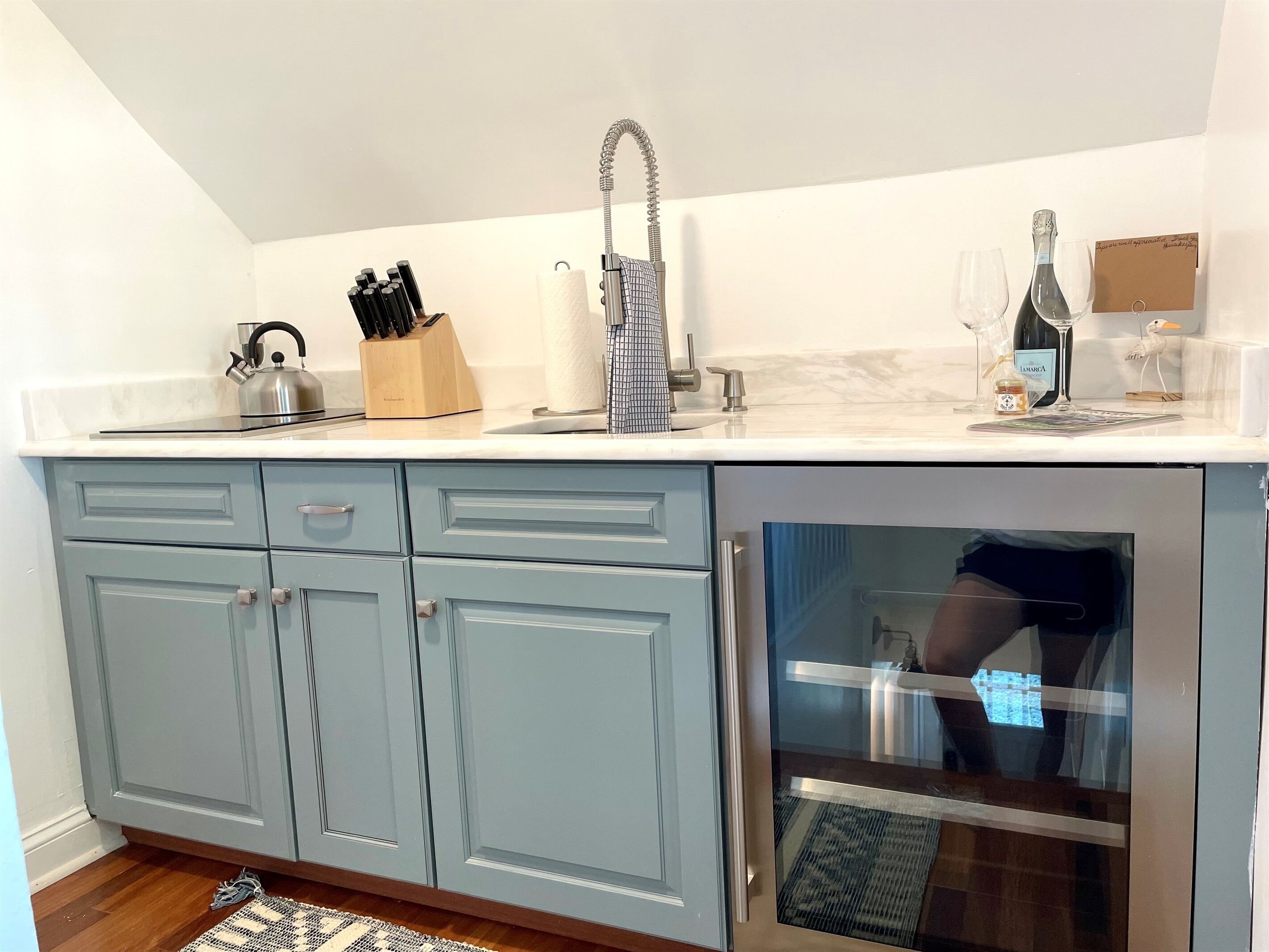 Fridge, microwave, oven, coffee/tea maker