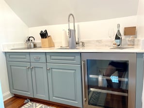 Fridge, microwave, oven, coffee/tea maker - Buttonwood Boutique Hotel Cottage B, Beach & Town (West Cape May)