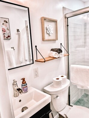 Een douche, een haardroger, handdoeken