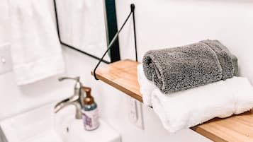 Douche, sĂšche-cheveux, serviettes fournies