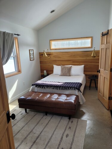 The Cork Cottages Unit 2, Arcade Table, 1K/1Q 2 Bath, New and Modern