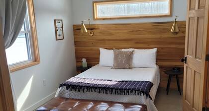 The Cork Cottages Unit 2, Arcade Table, 1K/1Q 2 Bath, New and Modern