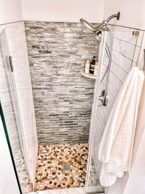 Douche, sèche-cheveux, serviettes fournies