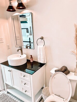 Een douche, een haardroger, handdoeken