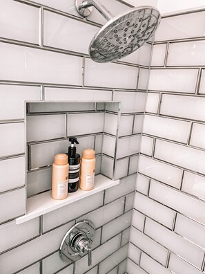 Douche, sèche-cheveux, serviettes fournies