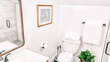 Een douche, een haardroger, handdoeken