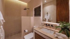 Une salle de bain avec une baignoire, des toilettes, une douche et un miroir.