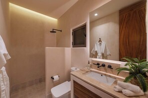 Shower, hair dryer, towels, shampoo - Artila Haven | Beautiful 1BR with Open Views (Tulum)