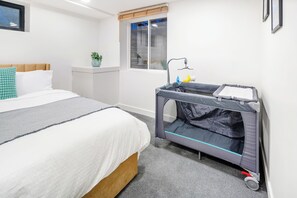 Room - Spacious 4-bedroom house in tranquil Fairway with AC and fitness room (Fairway)