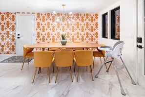 Dining - Spacious 4-bedroom house in tranquil Fairway with AC and fitness room (Fairway)