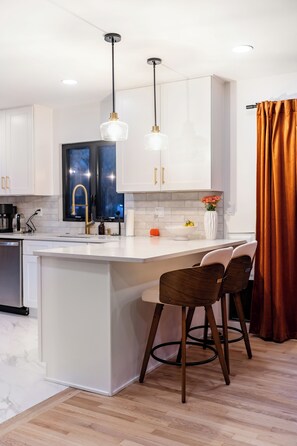 Private kitchen - Spacious 4-bedroom house in tranquil Fairway with AC and fitness room (Fairway)