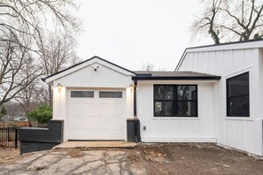 Exterior detail - Spacious 4-bedroom house in tranquil Fairway with AC and fitness room (Fairway)
