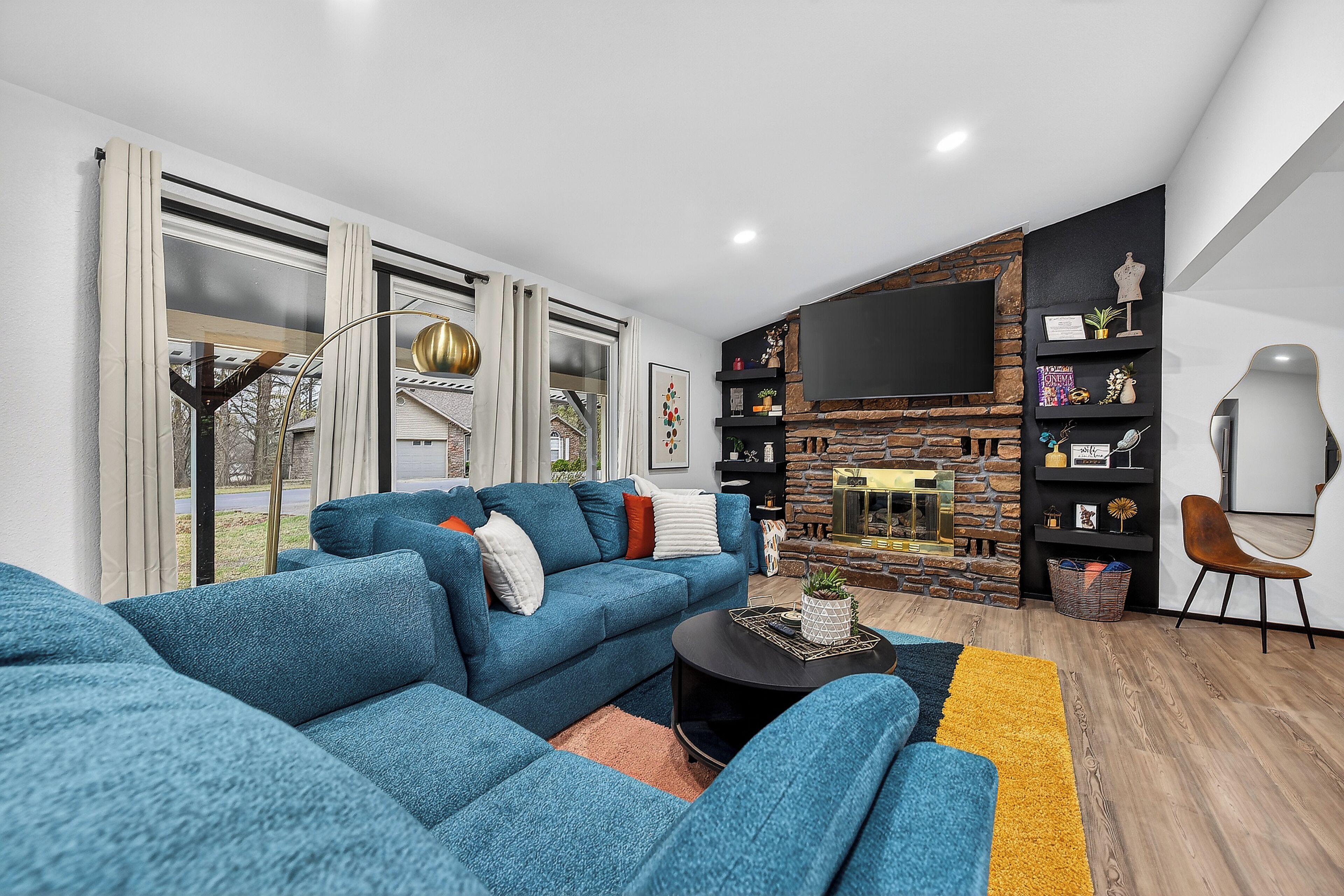 Smart TV, table tennis, books, computer monitors
