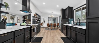 Modern Bella Vista Retreat- Game Room, Fire Pit, Pet Friendly - Sleeps 10