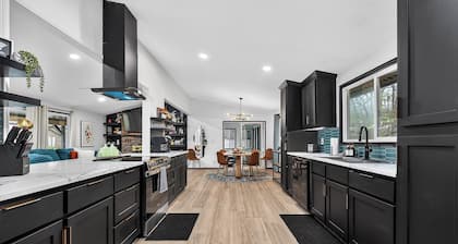 Modern Bella Vista Retreat- Game Room, Fire Pit, Pet Friendly - Sleeps 10