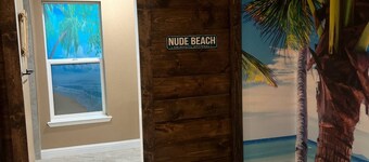 Tropical Spa Studio, Jacuzzi, Kitchen, Sparks