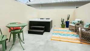 Terrace/patio - Songbird Cottage | 1/1, Mini Kitchen, Hot Tub, King Bed (Fredericksburg)