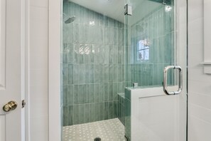 Shower, hair dryer, towels - Songbird Cottage | 1/1, Mini Kitchen, Hot Tub, King Bed (Fredericksburg)