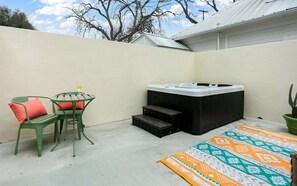 Terrace/patio - Songbird Cottage | 1/1, Mini Kitchen, Hot Tub, King Bed (Fredericksburg)