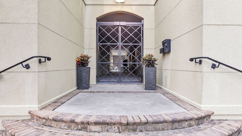 5 Units w/ Free Parking Walkable Historic District The Juliette by Avantstay