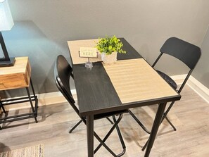 Casa, 1 habitación, patio | Comedor