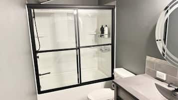 Maison, 1 chambre, patio | Douche de la salle de bain