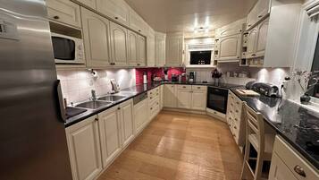 Room, 5 Bedrooms, Balcony, Garden View | Interior