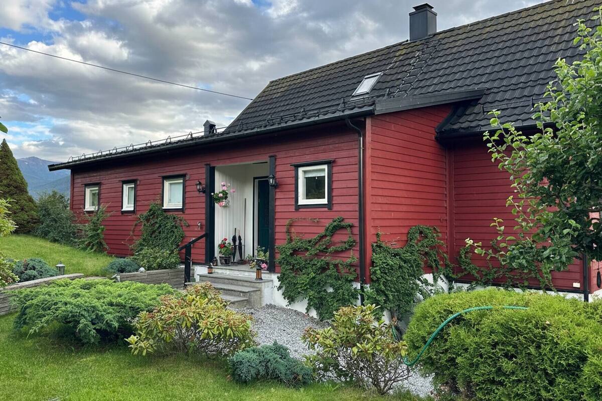 Room, 5 Bedrooms, Balcony, Garden View | Interior