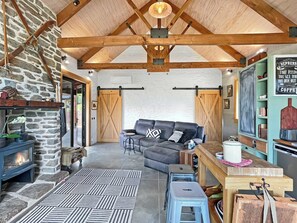 TV, fireplace - The Shed: Rustic Retreat with Modern Comfort (Queenstown)