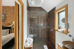 Shower, hair dryer, towels, shampoo - The Shed: Rustic Retreat with Modern Comfort (Queenstown)