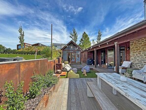 Outdoor dining - The Shed: Rustic Retreat with Modern Comfort (Queenstown)