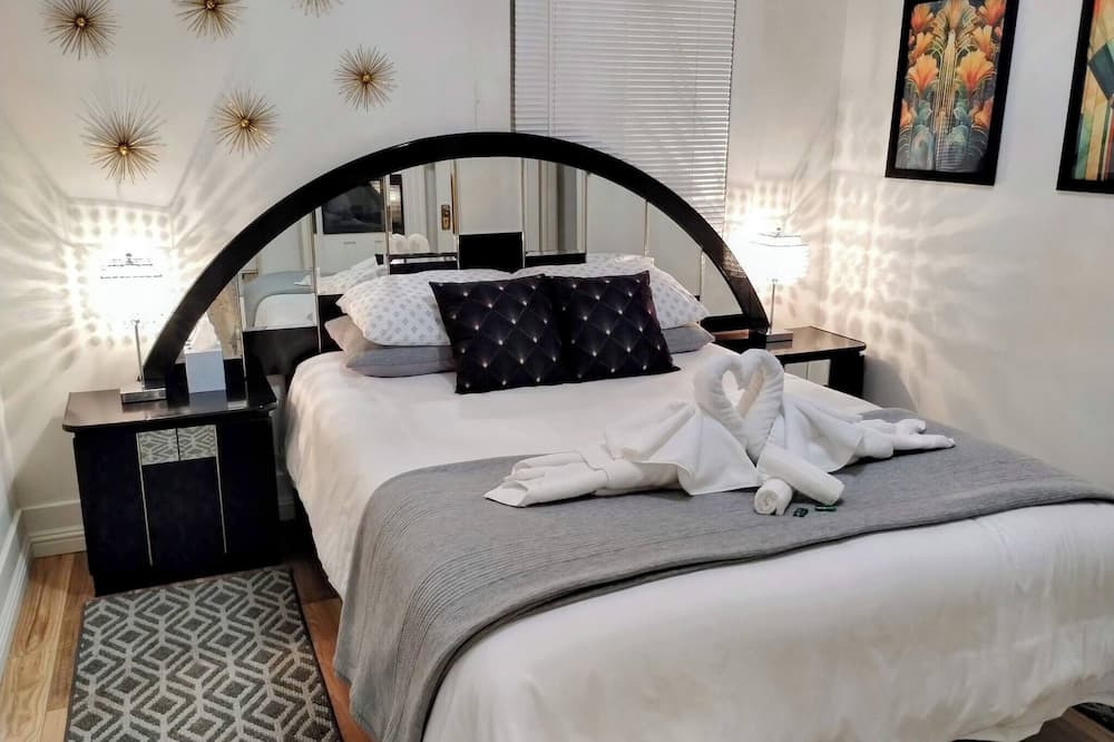 Deco Studio Retreat With Fireplace, Wifi, Queen Bed