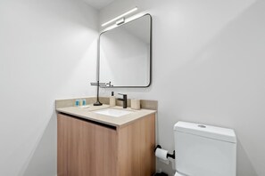 Shower, hair dryer, shampoo - Luxe Suite in New Building 501 - Downtown Miami (Miami)