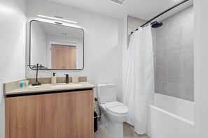 Shower, hair dryer, shampoo - Luxe Suite in New Building 501 - Downtown Miami (Miami)