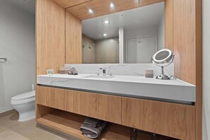 Shower, hair dryer, shampoo - The Crosby Miami - New 1 Bdr Condo full amenitties (Miami)