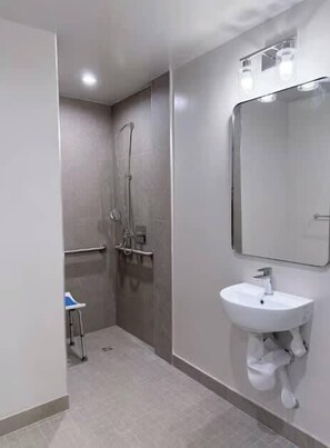 Shower, hair dryer, shampoo - Bright Studio Apartment in Crosby With Pool & Gim (Miami)