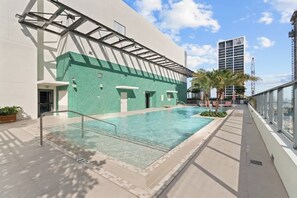 Pool - Bright Studio Apartment in Crosby With Pool & Gim (Miami)