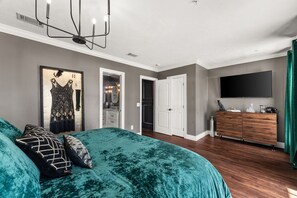 Room - Fire pit, game room, beautiful patio with TV, 4 minute walk to beach (Panama City Beach)