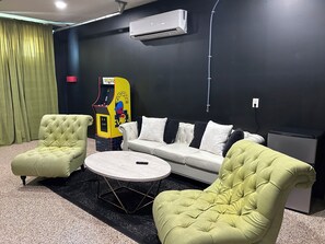 Living area - Fire pit, game room, beautiful patio with TV, 4 minute walk to beach (Panama City Beach)