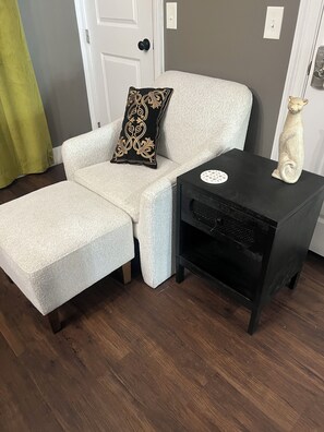 Living area - Fire pit, game room, beautiful patio with TV, 4 minute walk to beach (Panama City Beach)