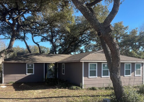 Spacious 4-bedroom house with AC in charming Round Top