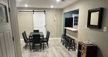 Spacious 4-bedroom house with AC in charming Round Top