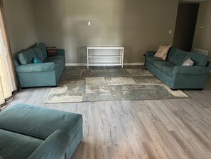 Smart TV - Spacious 4-bedroom house with AC in charming Round Top (Round Top)